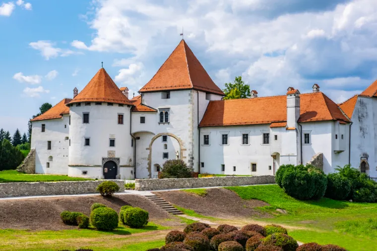 1. Varaždin: Varaždin je šarmantan barokni grad koji nudi bogatu povijest, očaravajuću arhitekturu i kulturne znamenitosti. Šetnja kroz povijesnu jezgru otkriva veličanstvene palače, crkve i tvrđavu, a gradski parkovi posebno su čarobni u jesen. 