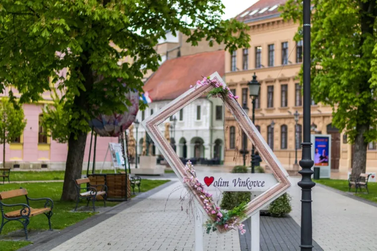 2. Vinkovci: Najstariji kontinuirano naseljeni grad u Europi nudi bogatu povijest i kulturne znamenitosti. Prošetajte se kroz staru gradsku jezgru i otkrijte arheološke lokalitete. Jesen donosi živopisne boje parkova, a možete uživati i u lokalnoj slavonskoj kuhinji.