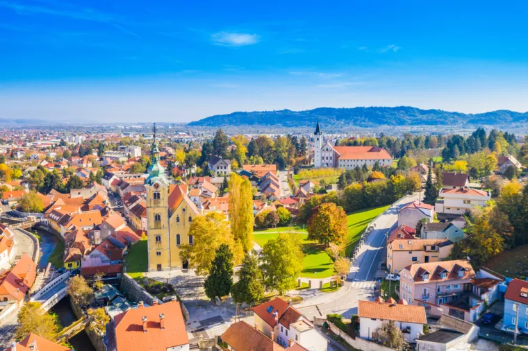 3. Samobor: Smješten nedaleko od Zagreba, Samobor je šarmantni gradić poznat po ukusnim kremšnitama i šetnjama kroz okolne šume. Jesen je savršeno vrijeme za istraživanje okolnih planinarskih staza i posjet izletištu Anindol. Uživat ćete u opuštenoj atmosferi i domaćoj gastronomiji.