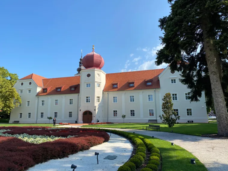 5. Dvorac Kutjevo: Ovaj barokni dvorac u srcu Slavonije poznat je po svojoj bogatoj vinogradarskoj povijesti. Jesen je vrijeme berbe grožđa, što ga čini savršenim za posjet vinskim podrumima. Prošetajte oko dvorca, uživajte u degustaciji vina i upijte miris vinograda u jesenjem ruhu.