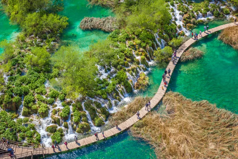 7. Plitvička jezera: Jesen je idealno vrijeme za posjet Plitvičkim jezerima, kada slapovi postaju još impresivniji, a šume oko jezera sjaje zlatnim nijansama. Šetnja stazama između jezera pruža jedinstveno iskustvo prirode i tišine. Uživajte u miru ovog svjetski poznatog nacionalnog parka.
