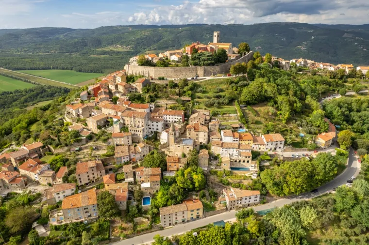 8. Motovun: Ovaj srednjovjekovni gradić smješten na brežuljku u središnjoj Istri pruža nevjerojatne poglede na okolne vinograde i šume. Jesen je vrijeme berbe tartufa i vina, što Motovun čini posebno privlačnim za gastronomske užitke. Prošećite povijesnim ulicama i uživajte u miru ovog istarskog dragulja.