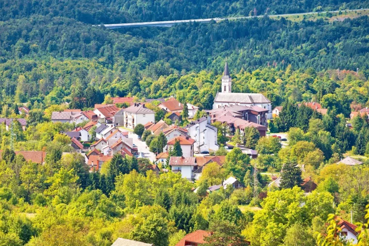 9. Gorski kotar: Ova planinska regija poznata je po gustim šumama, čistom zraku i brojnim izletištima. Jesen je idealno vrijeme za posjet Zelenom viru i Vražjem prolazu, kao i za šetnju kroz šume pune zlatnih listova. Gradovi kao što su Delnice i Fužine nude miran bijeg u prirodu.