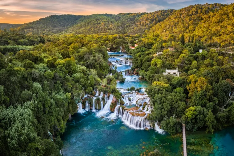 10. Nacionalni park Krka: Nacionalni park Krka u jesen nudi mirnije iskustvo, bez gužvi koje su prisutne ljeti. Slapovi su još uvijek bujni, a priroda oko njih prelazi u tople jesenske boje. Osim slapova, istražite i povijesne znamenitosti kao što je manastir Visovac.