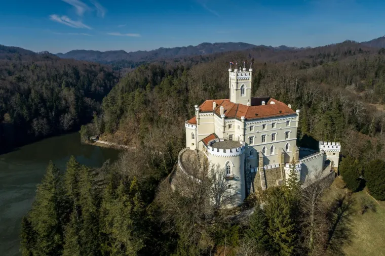 11. Dvorac Trakošćan: Posjetite dvorac Trakošćan, smješten u prekrasnom parku okruženom jezerom, gdje možete prošetati ili iznajmiti čamac. Dvorac iz 13. stoljeća pruža uvid u povijest plemstva, dok jesenje boje dodatno uljepšavaju šetnje parkom. Ne propustite razgledati muzejsku postavu unutar dvorca.