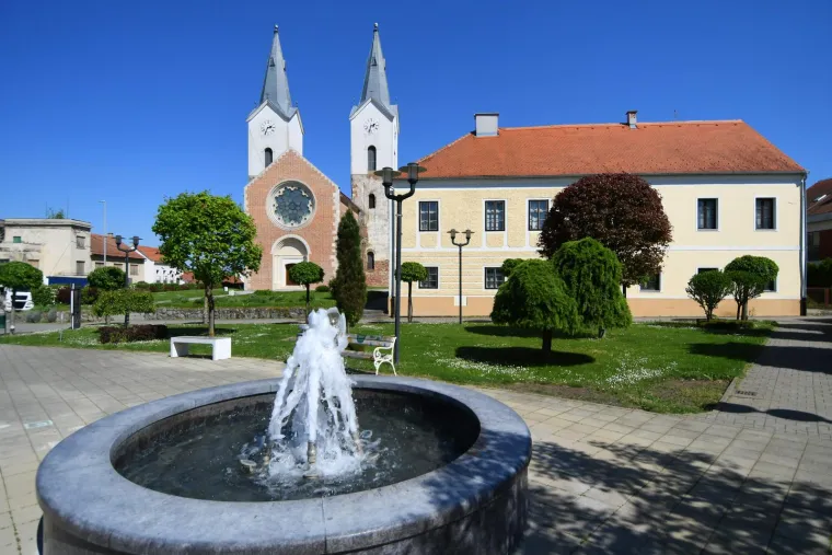 17. Čazma: Ovaj pitomi gradić u blizini Bjelovara nudi mir i prirodne ljepote. Jesenski krajolici u okolici Čazme idealni su za biciklističke ture i istraživanje šuma. Posjetite rijeku Česmu i njezina slikovita izletišta za savršen vikend u prirodi.