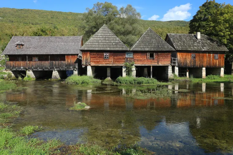18. Majerovo vrilo: Majerovo vrilo, izvor rijeke Gacke, jedno je od najljepših mjesta u Lici. Ovo mjesto pruža nevjerojatno miran ugođaj, a u jesen ga krase predivne boje prirode. Istražite kako voda izvire iz zemlje i uživajte u čistom zraku i prirodnoj ljepoti.