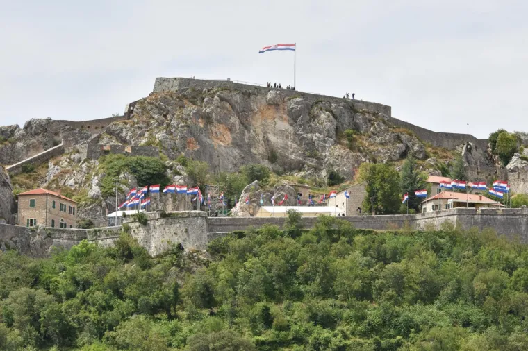 19. Kninska tvrđava:  Kninska tvrđava, jedna od najvećih srednjovjekovnih tvrđava u Europi, nudi spektakularan pogled na Knin i okolne planine. Posjetite ovu povijesnu znamenitost i saznajte više o burnoj povijesti regije. U jesen je tvrđava okružena zlatnim tonovima, što dodatno uljepšava šetnju.