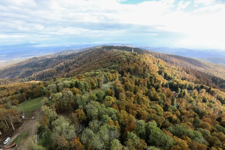 21. Medvednica (Sljeme): Planina Medvednica nudi savr&scaron;en bijeg iz Zagreba u prirodu, s brojnim stazama idealnim za jesenske &scaron;etnje. Posjetite Medvedgrad, srednjovjekovnu tvrđavu s koje se pruža fantastičan pogled na Zagreb i okolicu. Jesensko li&scaron;će čini &scaron;etnje kroz guste &scaron;ume neodoljivo ugodnima.