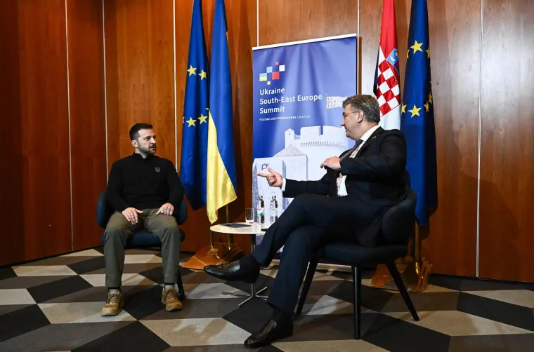 Ovo su prve fotografije Zelenskog i Plenkovića u Dubrovniku. Rukovanje, slikanje pa sastanak