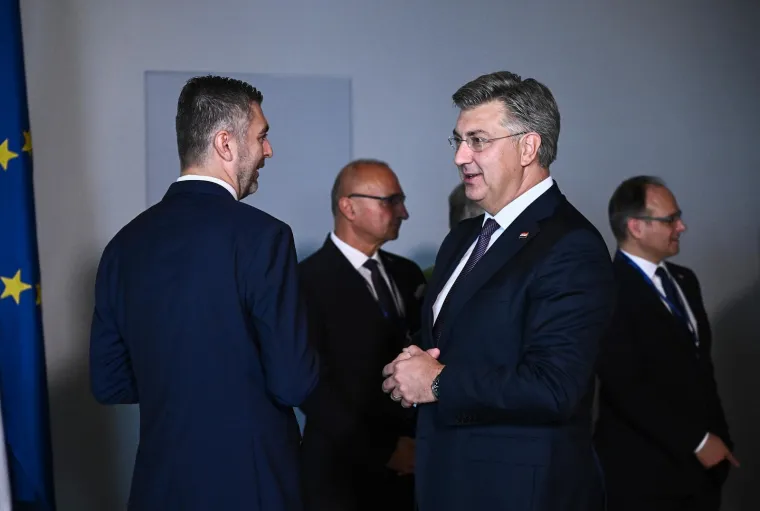 Ovo su prve fotografije Zelenskog i Plenkovića u Dubrovniku. Rukovanje, slikanje pa sastanak