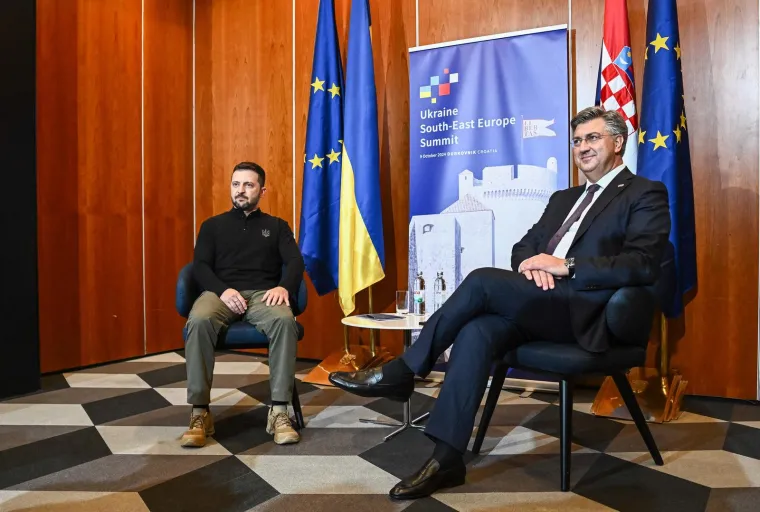 Ovo su prve fotografije Zelenskog i Plenkovića u Dubrovniku. Rukovanje, slikanje pa sastanak