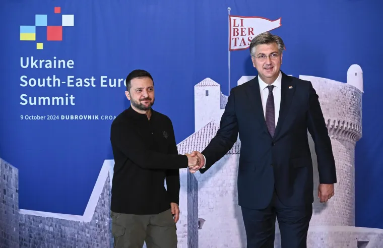 Ovo su prve fotografije Zelenskog i Plenkovića u Dubrovniku. Rukovanje, slikanje pa sastanak