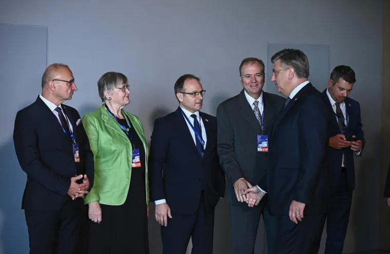 Ovo su prve fotografije Zelenskog i Plenkovića u Dubrovniku. Rukovanje, slikanje pa sastanak