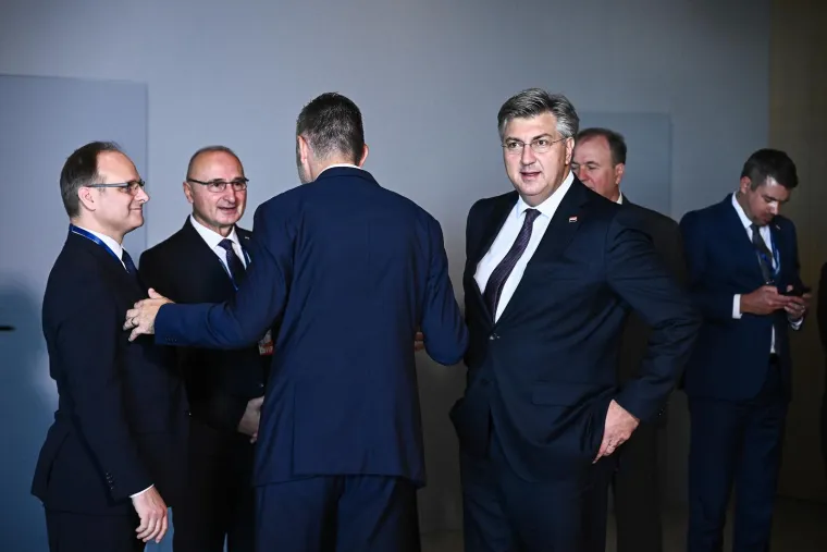 Ovo su prve fotografije Zelenskog i Plenkovića u Dubrovniku. Rukovanje, slikanje pa sastanak