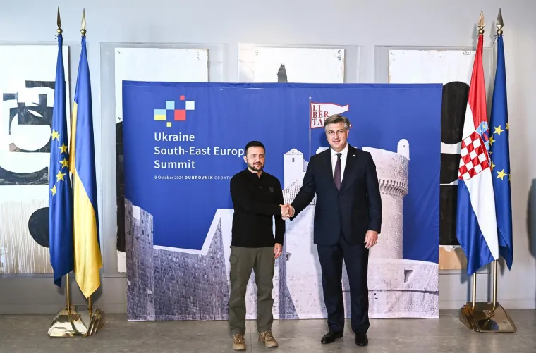 Ovo su prve fotografije Zelenskog i Plenkovića u Dubrovniku. Rukovanje, slikanje pa sastanak