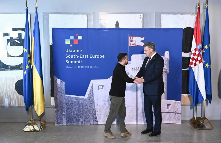 Ovo su prve fotografije Zelenskog i Plenkovića u Dubrovniku. Rukovanje, slikanje pa sastanak