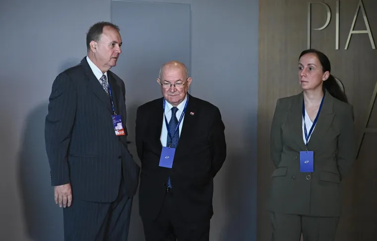 Ovo su prve fotografije Zelenskog i Plenkovića u Dubrovniku. Rukovanje, slikanje pa sastanak