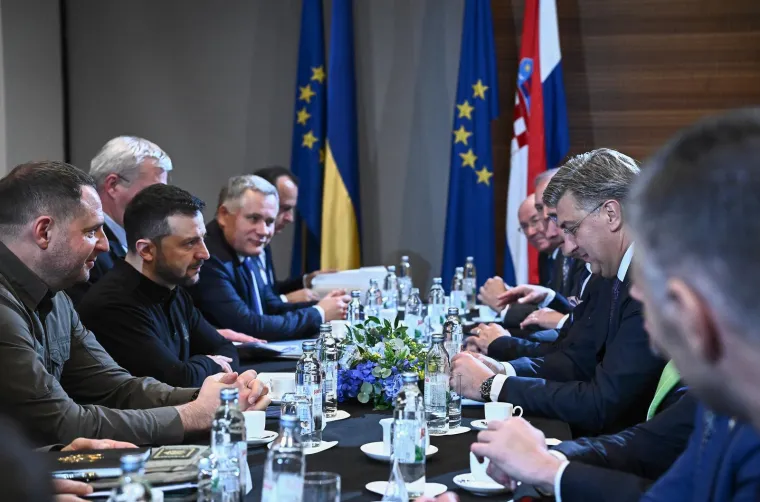 Ovo su prve fotografije Zelenskog i Plenkovića u Dubrovniku. Rukovanje, slikanje pa sastanak