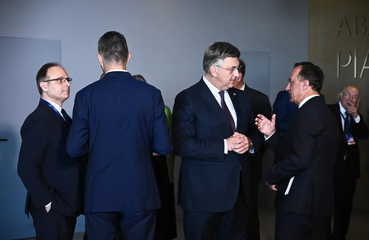 Ovo su prve fotografije Zelenskog i Plenkovića u Dubrovniku. Rukovanje, slikanje pa sastanak