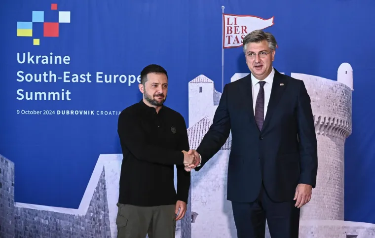 Ovo su prve fotografije Zelenskog i Plenkovića u Dubrovniku. Rukovanje, slikanje pa sastanak