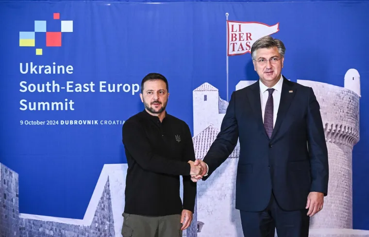 Ovo su prve fotografije Zelenskog i Plenkovića u Dubrovniku. Rukovanje, slikanje pa sastanak