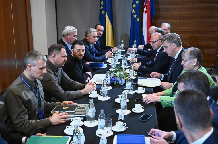 Ovo su prve fotografije Zelenskog i Plenkovića u Dubrovniku. Rukovanje, slikanje pa sastanak