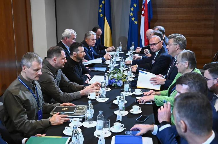 Ovo su prve fotografije Zelenskog i Plenkovića u Dubrovniku. Rukovanje, slikanje pa sastanak