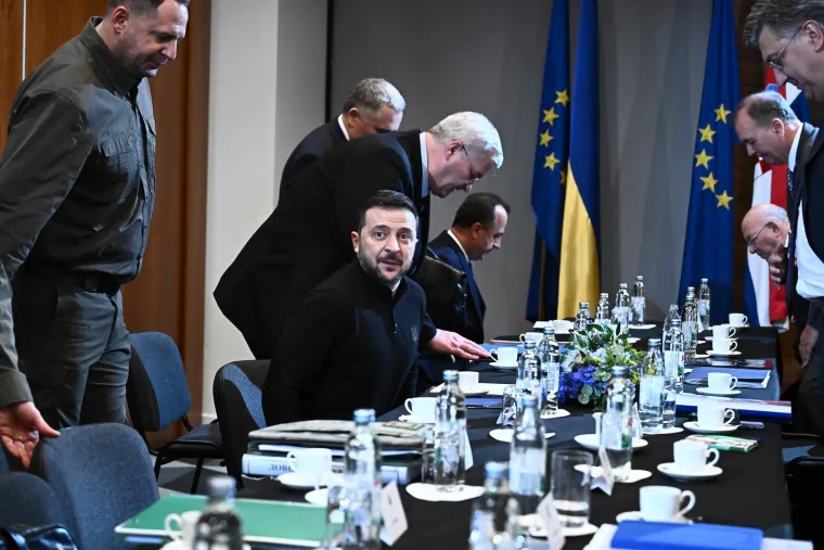 Ovo su prve fotografije Zelenskog i Plenkovića u Dubrovniku. Rukovanje, slikanje pa sastanak