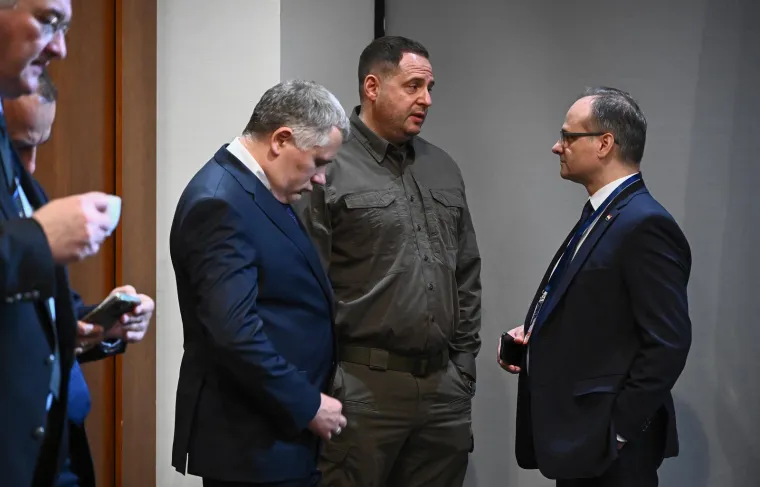 Ovo su prve fotografije Zelenskog i Plenkovića u Dubrovniku. Rukovanje, slikanje pa sastanak