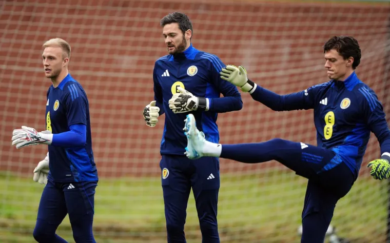 Kad je Craig Gordon počeo profesionalnu karijeru, Modrić je tek došao u Dinamovu školu iz Zadra, a kad je debitirao za reprezentaciju, a Mateo Kovačić je imao 7. godina. Lovro Majer je pak imao samo 3. 