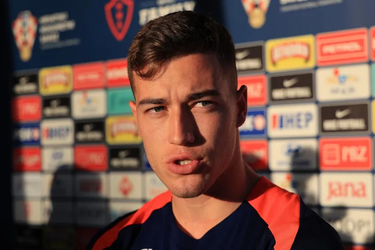 &apos;Naravno da ću navijati za mojeg bratića i Dinamo. Uvijek navijam za svaki hrvatski klub u Europi. Bodrit ću Dinamo protiv Salzburga i nadam se pobjedi! Petar je izvrstan dečko, radi i sluša... Što bih volio imati iz njegove igre? Htio bih njegovu trku, svaku utakmicu pretrči 12-13 kilometara... Uf&apos;, komentirao je Luka na pressici jučer na Maksimiru. 