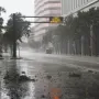 &apos;Najmanje 19 tornada potvrđeno je na Floridi i izdano je 116 upozorenja na tornado diljem države dok je Milton dolazio do kopna kao uragan kategorije 3 u blizini okruga Sarasota&apos;, rekao je guverner Floride Ron De Santis na brifingu u srijedu navečer, prenosi CNN.
