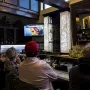 Svi oni koji žive na Floridi na neki su način osuđeni na &quot;lutriju uragana&quot;, govori Gerald Lemus za BBC, koji je iz svoga doma zaklon pronašao u jednom hotelu. Cijeli je život živio u gradu Bradentonu na bali Meksičkog zaljeva i nikada do sada se nije evakuirao. Vidio je, doduše, posljedice uragana Helene. Odlučio je otići u Kissimmee, grad u unutrašnjosti sa svojom osmogodišnjom kćeri. &quot;Samo sam ju pogledao i shvatio da ju ne želim istraumatizirati ovako nečime. Nismo bili spremni na kockanje&quot;, kazao je, misleći na uragan koji se sve više približava, a koji će, uvjeren je, promijeniti živote gdje god da udari. 