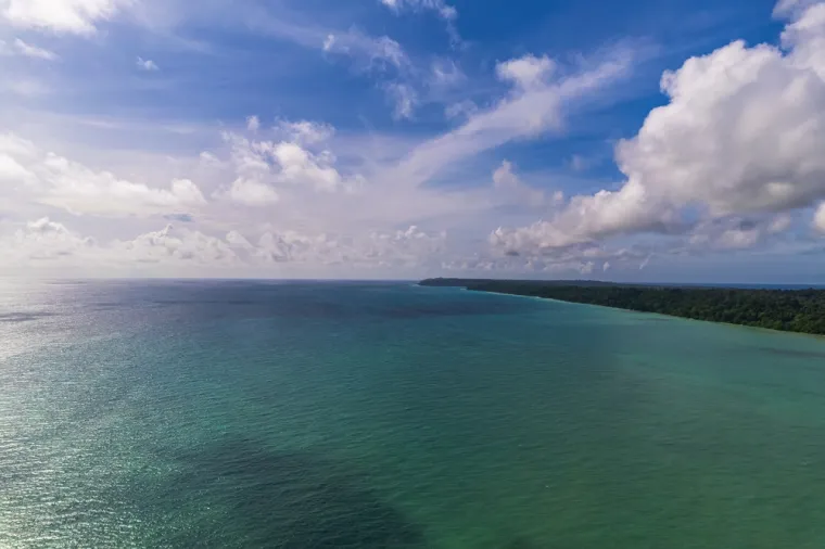 John je platio lokalnom ribaru da ga preveze do otoka, a ribar ga je ostavio 700 metara od obale.