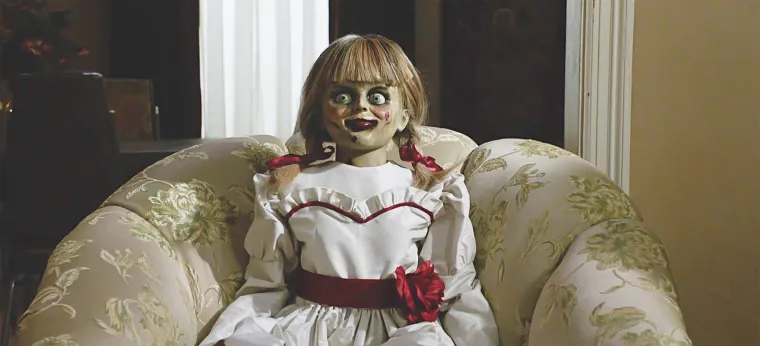 ANNABELLE: Annabelle je lutka Raggedy Ann koja je inspirirala horor filmski serijal &quot;Annabelle&quot;. Priča o ovoj lutki potječe iz 1970-ih kada ju je medicinska sestra dobila na poklon od majke. 