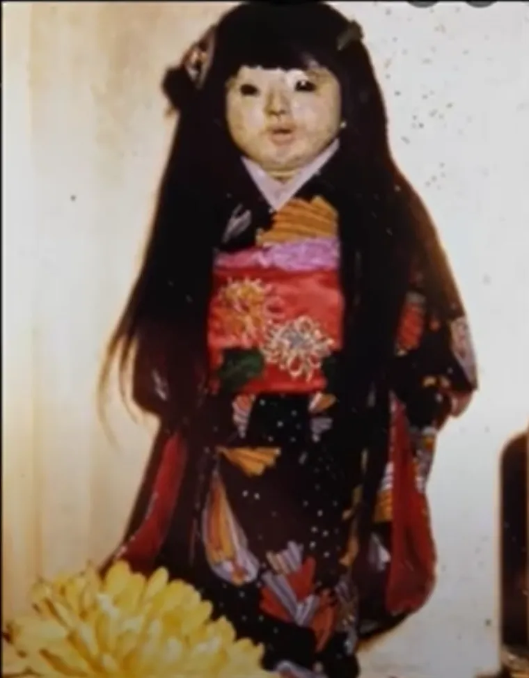 OKIKU: Okiku je japanska lutka s fascinantnom i jezovitom pričom. Kupljena je 1918. godine za djevojčicu Okiku koja je nažalost preminula godinu dana kasnije od gripe. Obitelj je lutku postavila na obiteljski oltar u sjećanje na kćer. 