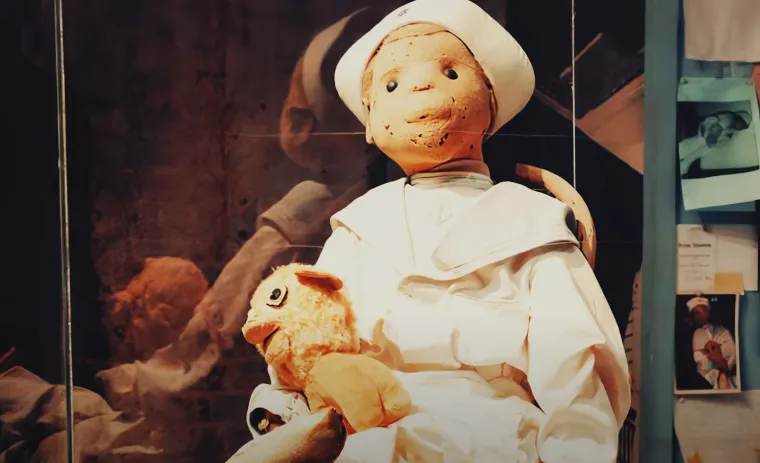 ROBERT THE DOLL: Kada je Robert odrastao, lutka je zavr&scaron;ila na tavanu, ali čudne pojave nisu prestajale. Susjedi su tvrdili da vide lutku kako se kreće od prozora do prozora kada obitelj nije bila kod kuće. Danas se Robert the Doll nalazi u muzeju u Key Westu, gdje navodno i dalje terorizira posjetitelje koji ga fotografiraju bez dopu&scaron;tenja. 
