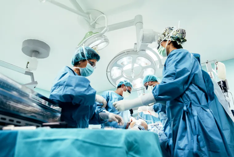 1. Medicinski radnici: Medicinski radnici, uključujući liječnike i medicinske sestre, suočavaju se s visokim razinama stresa zbog odgovornosti za živote pacijenata. Stres se dodatno povećava zbog dugih smjena i emocionalnog opterećenja, osobito u hitnim slučajevima. Česta izloženost teškim situacijama može dovesti do sagorijevanja i mentalnih problema.