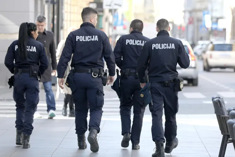 2. Policajci: Policajci rade u nepredvidivim i često opasnim situacijama, što doprinosi visokom stresu. Svakodnevno se suočavaju s prijetnjama po vlastitu sigurnost, kao i stresom od donošenja brzih odluka. Osim toga, emocionalni teret koji dolazi s radom na teškim slučajevima može biti vrlo opterećujuć.