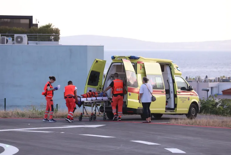 4. Zdravstveni radnici u hitnim službama: Hitna medicinska pomoć zahtijeva brze reakcije i sposobnost donošenja odluka pod pritiskom. Često rade s osobama s traumatičnim iskustvima i umirućim osobama, što stvara emocionalni stres. Pristup hitnim situacijama može također dovesti do osjećaja nemoći.