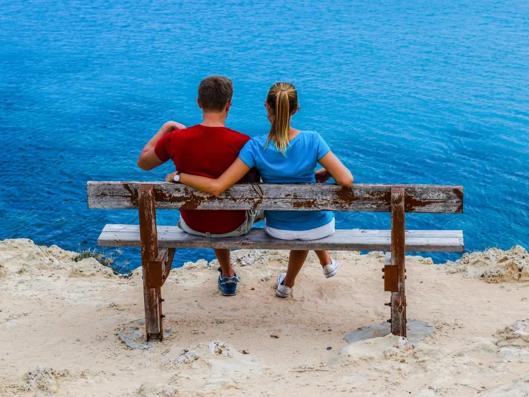 4. Moj partner je stvorio neugodnu situaciju u javnosti.