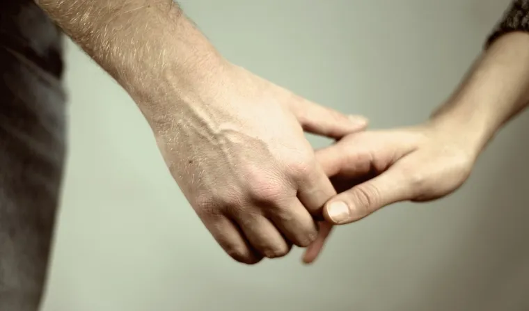 Prepoznavanje ranih znakova nasilja u vezi ključno je za prevenciju eskalacije i te&scaron;kih posljedica. Iako može biti te&scaron;ko priznati da se nalazite u nasilnoj vezi, prvi korak je osvijestiti problem. Uz odgovarajuću podr&scaron;ku i pomoć, moguće je prekinuti krug nasilja i izgraditi zdrave odnose temeljene na po&scaron;tovanju i ravnopravnosti. Nemojte se ustručavati potražiti pomoć va&scaron;a sigurnost i dobrobit su najvažnije.