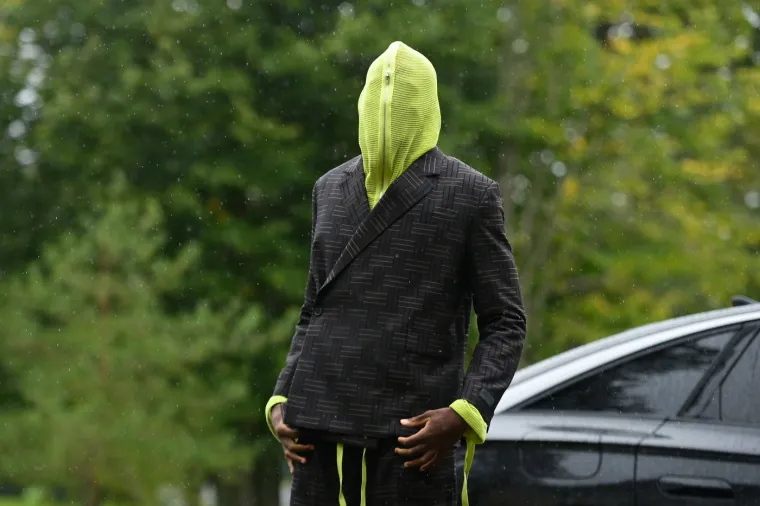 Konate je nosio elegantno odijelo, a ispod njega navukao nešto što je teško opisati riječima. Da je u ovome opljačkao banku, nikad ga ne bi našli.