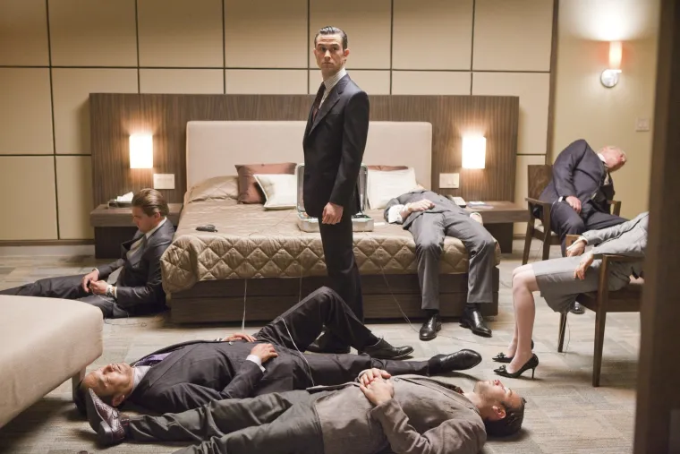 INCEPTION: Christopher Nolan nas je svojim remek-djelom &quot;Inception&quot; odveo u svijet snova unutar snova. Film prati Cobba (Leonardo DiCaprio), stručnjaka za krađu informacija iz tuđih umova kroz snove. Kada dobije zadatak da usadi ideju u nečiji um, stvari postaju još kompleksnije. Sa slojevitom pričom i vizualno zapanjujućim scenama, ovaj film tjera gledatelja da preispita što je stvarno, a što san.