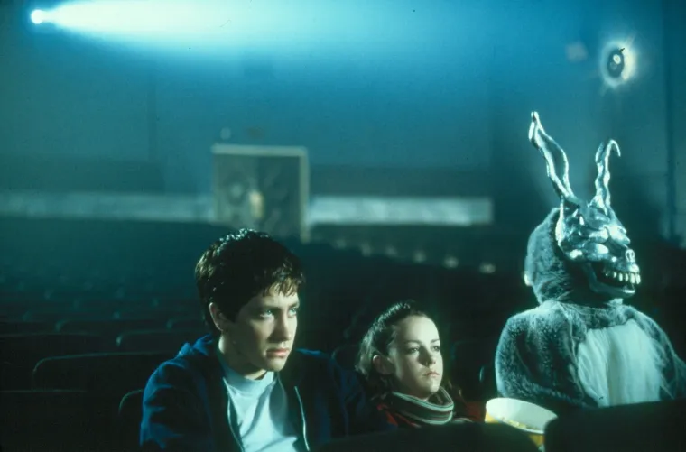 DONNIE DARKO: Ovaj kultni film prati tinejdžera Donnieja (Jake Gyllenhaal) koji ima vizije čovjeka u kostimu zeca koji mu govori da će svijet uskoro završiti. Mješavina znanstvene fantastike, psihološkog trilera i coming-of-age drame, &quot;Donnie Darko&quot; ostavlja gledatelja s brojnim pitanjima o sudbini, slobodnoj volji i prirodi stvarnosti.