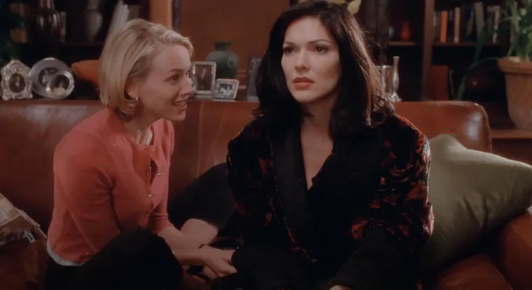 MULHOLLAND DRIVE: David Lynch je majstor u stvaranju zbunjujućih, snovitih narativa, a &quot;Mulholland Drive&quot; je vrhunac njegovog opusa. Film prati glumicu koja stiže u Hollywood s velikim snovima, ali ubrzo se nađe upletena u misteriju punu neobičnih likova i situacija. Lynch nam servira niz naizgled nepovezanih scena koje na kraju tvore fascinantan mozaik.