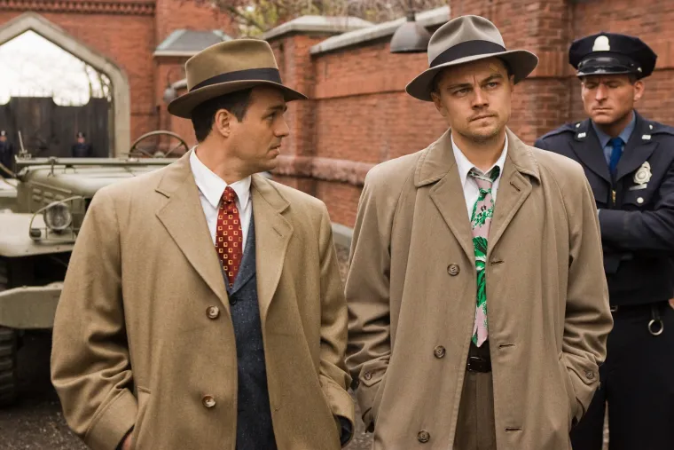 SHUTTER ISLAND: Martin Scorsese nas vodi na Shutter Island, gdje savezni maršal Teddy Daniels (Leonardo DiCaprio) istražuje nestanak pacijentice iz psihijatrijske bolnice. Kako istraga napreduje, Teddy počinje sumnjati u vlastiti razum. Film majstorski manipulira percepcijom gledatelja, dovodeći do šokantnog obrata na kraju.