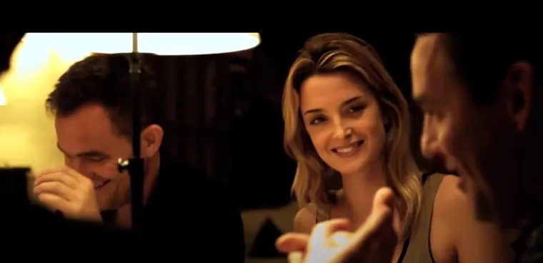 COHERENCE: Ovaj niskobudžetni indie film dokazuje da za stvaranje zbunjujuće priče nisu potrebni veliki specijalni efekti. Grupa prijatelja se okuplja na večeri kada prolazak kometa uzrokuje čudne pojave. Stvarnost se počinje raspadati, a likovi se suočavaju s alternativnim verzijama samih sebe. &quot;Coherence&quot; je izvrsna studija o paralelnim stvarnostima i odlukama koje oblikuju naše živote.