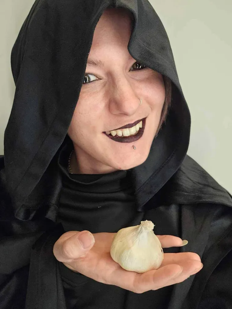U pitanju je rijedak poremećaj poznat i kao &apos;vampirska bolest&apos; budući da Nightingale može umrijeti ako, između ostalog, u sebe unese češnjak. 